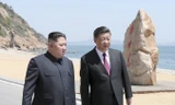 Nhà lãnh đạo Triều Tiên Kim Jong-un (trái) và Chủ tịch Trung Quốc Tập Cận Bình tại Đại Liên. Ảnh: Xinhua.