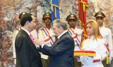 Chủ tịch Raul Castro trao Huân chương Jose Marti cho Chủ tịch nước Trần Đại Quang. Ảnh: TTXVN