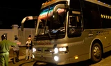 Ba đối tượng ném đá xe khách ra đầu thú