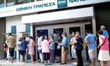 Xếp hàng trước ATM ở tại Athens để rút tiền. Ảnh: Getty Images