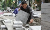 Lát đá vỉa hè bằng đá tự nhiên trên đường phố Hà Nội.