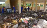 Nhà máy trị giá 30 tỷ đồng, nhưng công nhân vẫn phải phân loại rác bằng tay. Ảnh: Phú Đức