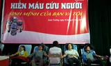 Các ĐVTN Nam Định tích cực hiến máu. Ảnh: Thái An