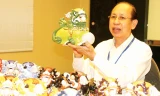 Ông Lý Ngọc Minh giới thiệu những linh vật Kỳ Lân phiên bản mới đa sắc màu.