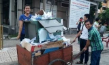 Các tình nguyện viên nhóm Mầm xanh nhặt ve chai gây quỹ từ thiện.