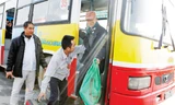 Nhân viên xe buýt Hà Nội giúp đỡ khách xuống xe tại tuyến Mê Linh. Ảnh: Hồng Vĩnh