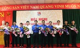 Bí thư thứ nhất T.Ư Đoàn Lê Quốc Phong tặng hoa chúc mừng các đồng chí vừa được bầu vào Ban Thường vụ và Ban chấp hành khóa X. Ảnh: Đăng Hải