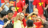 CĐV Việt Nam đổ máu trên khán đài sân Shah Alam. Ảnh: Quang Trung