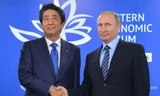 Tổng thống Nga Vladimir Putin (phải) và Thủ tướng Nhật Bản Shinzo Abe. (Nguồn: AFP)