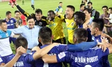 Các cầu thủ B.Bình Dương ăn mừng ngôi vô địch V.League sớm trước 2 vòng đấu. Ảnh: VSI