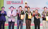 Quang Liêm (giữa) nâng cao cúp vô địch giải HDBank 2015. Ảnh: V.D