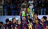 Các cầu thủ Barca ăn mừng chiếc cúp Champions League giúp họ trở thành đội bóng đầu tiên hai lần giành cú ăn ba. Ảnh: GETTY IMAGES