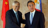 Ngoại trưởng Philippines Albert del Rosario và người đồng cấp Trung Quốc Vương Nghị (phải) tại Manila. Ảnh: ABC News