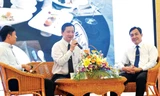 Ông Chiêm Thành Long (giữa) và ông Nguyễn Xuân Hùng (phải) chia sẻ tại chương trình giao lưu.