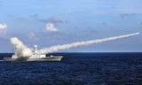 Tàu khu trục Yuncheng của Trung Quốc phóng tên lửa chống tàu trong cuộc tập trận gần đảo Hải Nam và quần đảo Hoàng Sa. Ảnh: Xinhua (đăng ngày 8/7/2016)