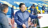 Giám đốc CLB FLC Thanh Hoá Nguyễn Trọng Hoài trình bày phương án tu sửa mặt sân chuẩn bị cho trận Siêu cúp. Ảnh: Thanh Hà