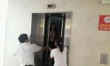 Giải cứu 2 học sinh bị kẹt trong thang máy chung cư 12T2 sau khi thang máy rơi tự do từ tầng 10 đến tầng 8 vào trưa 26/2.