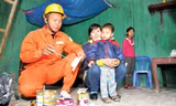 Nhân viên ngành điện sửa chữa điện miễn phí cho một hộ nghèo.