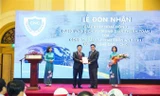 Nguyễn Văn Dương (bên trái)