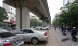 Trông xe trái phép dưới cầu đường sắt Cát Linh-Hà Đông
