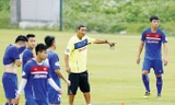 HLV Mai Đức Chung chỉ dẫn các tuyển thủ tập luyện trong ngày đầu tiên tập trung ĐTQG chuẩn bị cho trận đấu với ĐT Campuchia. Sau trận đấu này, ông Chung sẽ nhường lại vị trí dẫn dắt ĐTQG cho HLV người Hàn Quốc Park Hang-seo. Ảnh: VSI.