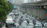 Đường Khuất Duy Tiến và Nguyễn Xiển đi kèm đường trên cao và một loạt nhà cao ốc gây ra ùn tắc thường xuyên vì lưu lượng giao thông quá lớn vào giờ cao điểm. Ảnh: Hồng Vĩnh