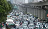 Đường Khuất Duy Tiến và Nguyễn Xiển đi kèm đường trên cao và một loạt nhà cao ốc gây ra ùn tắc thường xuyên vì lưu lượng giao thông quá lớn vào giờ cao điểm. Ảnh: Hồng Vĩnh