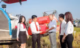 Bức ảnh “Agribank Sóc Sơn cho vay hỗ trợ vốn theo Quyết định 68/2013/QĐ-TTg của Thủ tướng Chính Phủ ” đoạt giải Nhì của tác giả Kiều Tùng Lâm (Agribank Sóc Sơn).