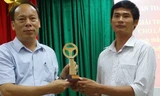 Ủy ban ATGT quốc gia tổ chức trao giải thưởng “Vô lăng vàng” đầu tiên năm 2016 cho lái xe Phan Văn Bắc (phải).