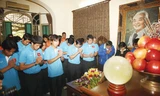 HLV Miura cùng đội tuyển Việt Nam thăm nhà và thắp hương Đại tướng Võ Nguyên Giáp. Ảnh: VSI
