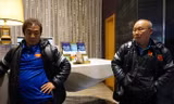 HLV Park Hang Seo chờ nhận phòng tại khách sạn Olympic Mingdu ở Thường Châu, Trung Quốc. Ảnh: Hữu Phạm.