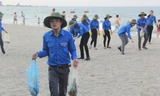 Thanh niên tình nguyện nhặt rác tại bãi biển Cửa Lò (Nghệ An). Ảnh: Phan Sáng