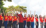 NSƯT Tạ Minh Tâm và các người đẹp dự thi Hoa Hậu Việt Nam 2014 đang quay MV “Tổ quốc gọi tên mình”. Ảnh: Hồng Vĩnh