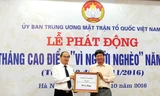 Trong khuôn khổ Chương trình hưởng ứng Ngày vì người nghèo Việt Nam, ông Lê Khắc Hiệp - Phó Chủ tịch Tập đoàn Vingroup đã trao tặng 5 tỷ đồng ủng hộ người nghèo có hoàn cảnh đặc biệt khó khăn cho Chủ tịch Ủy ban Trung ương Mặt trận Tổ quốc Việt Nam ông Ng