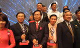 Ông Nguyễn Ngọc Hùng - Phó Tổng Giám đốc Cty Ajinomoto Việt Nam nhận Giải thưởng chất lượng quốc gia