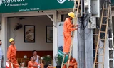 EVN “kêu khó” vì giá điện không được tăng và xin tăng thêm chi phí vào giá điện năm 2015. Ảnh: Như Ý