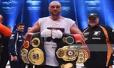 Tyson Fury ăn mừng cùng những đai vô địch giành được sau trận đấu lịch sử với Klitschko. Ảnh: GETTY IMAGES