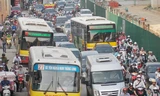 Xe buýt lưu thông khó khăn trên đường Hà Nội