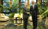 Tổng thông Mỹ Barack Obama và Chủ tịch Cuba Raul Castro bắt tay trước khi hội đàm. Ảnh: BBC
