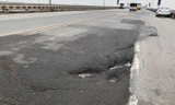 Mặt cầu Thăng Long đang bị xé rách, ổ gà nham nhở.