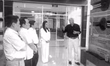 Lãnh đạo TP Hà Nội đang được ông Kevin Moore- Giám đốc điều hành VWS giới thiệu về Khu Liên hợp xử lý chất thải Đa Phước