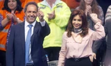 Lợi thế của ông Daniel Scioli là luôn nhận được sự ủng hộ mạnh mẽ từ đương kim Tổng thống Argentina- Cristina Kirchner. Ảnh: Reuters.