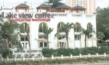 Tấm biển nhà hàng Lã Vọng được thay thế thành Lake View Coffee tại dự án khu vui chơi giải trí bán đảo hồ Đống Đa.