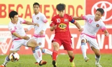 Các cầu thủ HAGL (giữa) đã có điểm đầu tiên tại V-League 2017 sau trận hòa với CLB Sài Gòn. Ảnh: VSI