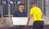 Trọng tài Ismail Elfath “cầu viện” công nghệ VAR trước khi đưa ra quyết định phạt thẻ đỏ Donovan và cho NY Red Bulls II hưởng penalty. Ảnh: Sky Sport