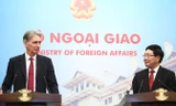 Phó Thủ tướng, Bộ trưởng Ngoại giao Phạm Bình Minh và Ngoại trưởng Anh Philip Hammond tại cuộc họp báo ngày 12/4 ở Hà Nội. Ảnh: Trúc Quỳnh