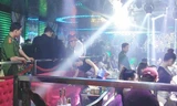Lực lượng chức năng kiểm tra quán bar. Ảnh: CTV