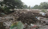 Phế thải đổ tràn lan
