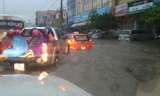 Chiều tối 15/10, mưa đã ngớt nhưng nhiều tuyến đường Đồng Hới vẫn trắng xóa nước.