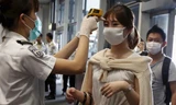 Một hành khách Hàn Quốc được đo thân nhiệt tại sân bay Hồng Kông ngày 6/6. Ảnh: Getty Images
